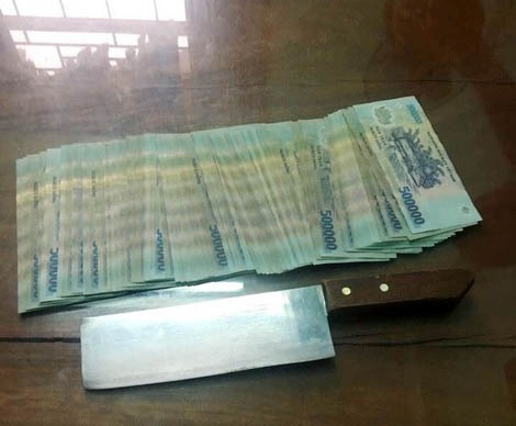 Số tiền 50 triệu đồng và tang vật gây án.