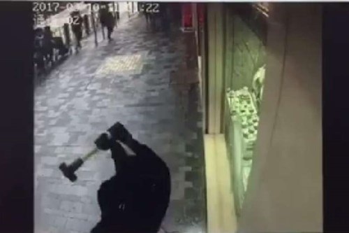 Đập cửa kính cướp nhẫn kim cương chục tỉ giữa ban ngày - 2 Hình ảnh ghi lại từ camera an ninh.