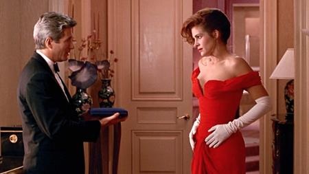 Những bộ trang phục “đỉnh của đỉnh” trên màn bạc Hollywood - 1 Chiếc váy đỏ cúp ngực cực kì sexy mà Julia Roberts mặc trong bộ phim “Pretty woman” kết hợp với đôi găng tay trắng cổ điển đã trở thành cung cách phục trang mà rất nhiều chị em phụ nữ cố gắng noi theo