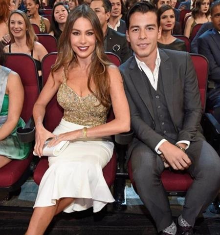 Choáng khi các sao “lên chức” ở tuổi teen - 1 Sofia Vergara đã sinh hạ cậu con trai Manolo Gonzalez khi mới 19 tuổi và ngoại hình trẻ trung quá đỗi của nữ diễn viên đã khiến cho hai mẹ con trông chỉ như hai người bạn