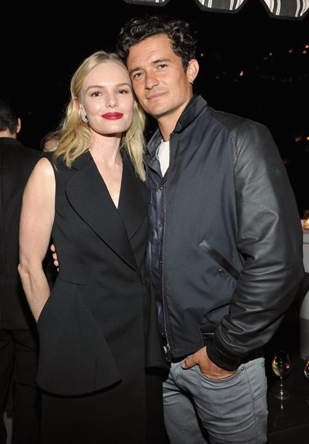 Kate Bosworth và Orlando Bloom đã hẹn hò nhau từ mùa xuân năm 2002 và trở thành một cặp đôi đẹp của làng giải trí. Tuy nhiên, đôi uyên ương vàng này lại bất ngờ “đường ai nấy đi” chỉ sau hai năm gắn bó vì lý do lịch trình làm việc bị xung đột khiến cho không ít fan hâm mộ cảm thấy tiếc nuối.