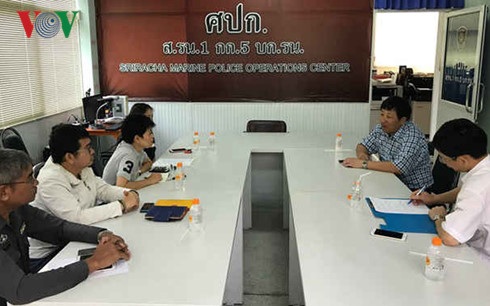 Hai ngư dân Việt gặp nạn được cứu trên vùng biển Thái Lan - 2 Ông Nguyễn Hải Ngọc, Bí thư thứ nhất phụ trách bảo hộ công dân Đại sứ quán Việt Nam tại Thái Lan, làm việc với Cảnh sát biển Chon Bury, Thái Lan.