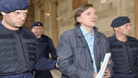 Đối tượng Anatoly Radchenko (giữa) bị bắt tại Vienna, Áo.