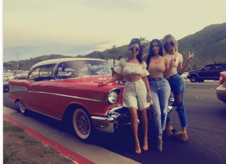 Gia đình Kardashian kiếm tiền khủng từ mạng xã hội - 1 Gia đình Kardashian bội thu nhờ việc “sống ảo”