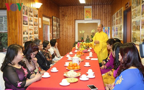 Đại sứ các nước Á - Âu tìm hiểu văn hóa Việt Nam tại Séc - 2 Đại sứ các nước nghe giới thiệu về sinh hoạt của phật tử Việt Nam tại Cộng hòa Séc.