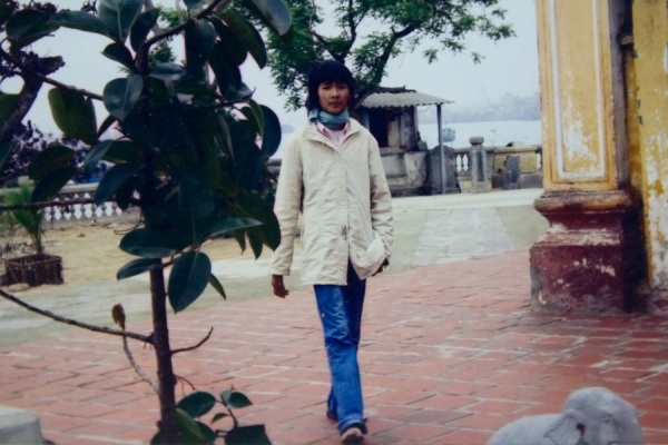 Trái ngược với hình ảnh đẹp góc cạnh như bây giờ, Hoàng Thùy của ngày xưa là một cô bé da ngăm đen, gầy gò, không nổi bật và chỉ được chú ý bởi thành tích học tập đáng nể.