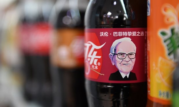 Chân dung tỷ phú Warren Buffett được in trên chai Coca-Cola tại Trung Quốc - 1 Chai Coca-Cola Cherry được in hình của nhà đầu tư huyền thoại Mỹ Warren Buffett. (Nguồn: Greg Baker/AFP/Getty Images)