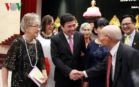 Sài Gòn-TPHCM: 42 năm đổi thay dưới góc nhìn của Việt kiều - 2 Chủ tịch UBND thành phố Hồ Chí Minh tiếp các Việt Kiều về thăm quê hương.