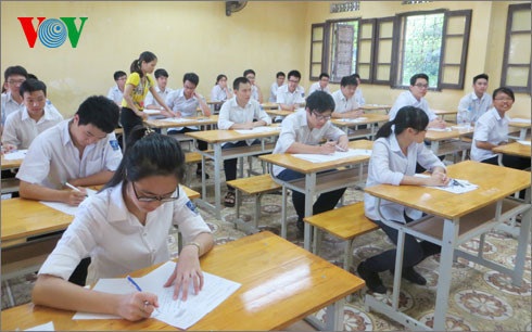 Đăng ký thi THPT Quốc gia: Lo ùn ứ hồ sơ thí sinh tự do những ngày cao điểm - 2 Nhiều trung tâm đã có phương án dự trù và gia hạn thời gian đăng ký.