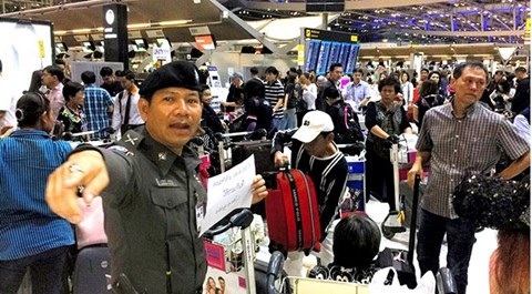 Giám đốc công ty tổ chức "tour du lịch ma" lừa hơn 1.000 du khách Thái hầu tòa - 2 Cảnh sát hướng dẫn du khách bị mắc kẹt tại sân bay ở Bangkok