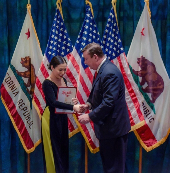 Người sáng lập cuộc thi Ms Vietnam Beauty International Pageant nhận bằng khen vinh danh do Thượng nghị sĩ California - Senator Joel Anderson trao tặng.
