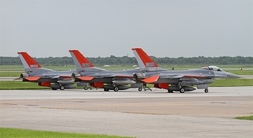 QF-16 với tiềm năng chuyển đổi thành máy bay không người lái tự chủ.