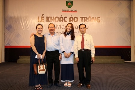 Chia sẻ của phụ huynh gần 30 năm làm bác sĩ về khoa Y Đại học Tân Tạo - 1 Niềm vui của gia đình Bác sĩ thẩm mỹ Lê Văn Sẽ khi con gái lần đầu khoác Áo trắng.