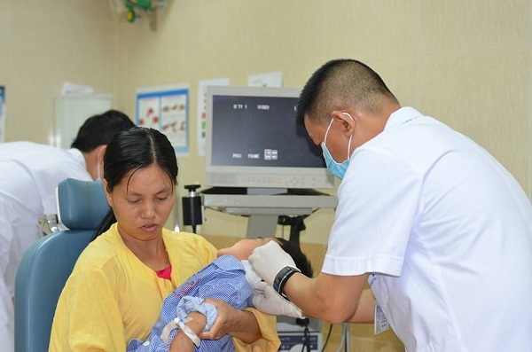 Một bé trai 3 tuổi bị tôn cắt ngang vành tai - 2
ThS. Thắng vệ sinh vết thương cho bệnh nhi. Ảnh: D.Hải.
