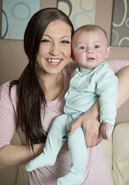 Trọn vẹn giấc mơ làm mẹ sau 16 lần sảy thai - 1 Kayleigh hạnh phúc bế con trai trong vòng tay
