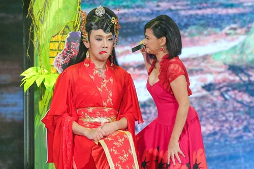 Hài nhảm đang đầu độc thẩm mỹ xã hội - 2
Hiện tượng diễn viên nam giả gái khá phổ biến trong các game show hài trên sóng truyền hình. (Ảnh do một chương trình game show cung cấp)