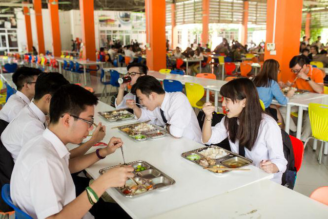 Bố mẹ hiện đại dạy con chi tiêu - 1 Học sinh biết quản lý chi tiêu là dấu hiệu của sự tự lập.