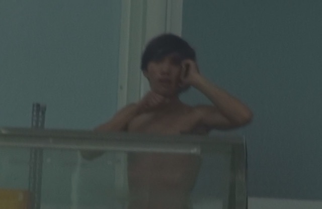 Đối tượng ngáo đá, tự kề dao vào cổ.