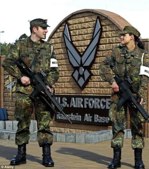 400 căn cứ quân sự Mỹ tạo vòng kim cô vây Nga - 2 Binh lính Mỹ canh gác căn cứ không quân Ramstein Mỹ trên lãnh thổ Đức
