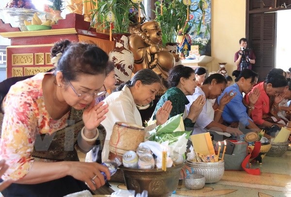 Cộng đồng người Việt tại Lào mừng đại lễ Phật Đản 2561 - 2 Các phật tử hành lễ trong không khí trang nghiêm, thành kính. (Ảnh: Phạm Kiên/Vietnam+)