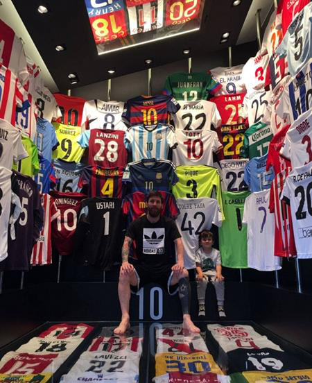 Lionel Messi vừa hân hoan chia sẻ bộ sưu tập áo đấu ấn tượng