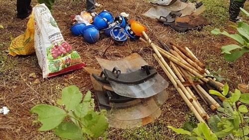 Thực nghiệm hiện trường vụ nổ súng tranh chấp đất, 3 người chết - 2 Thực nghiệm hiện trường vụ nổ súng tranh chấp đất, 3 người chết - 2