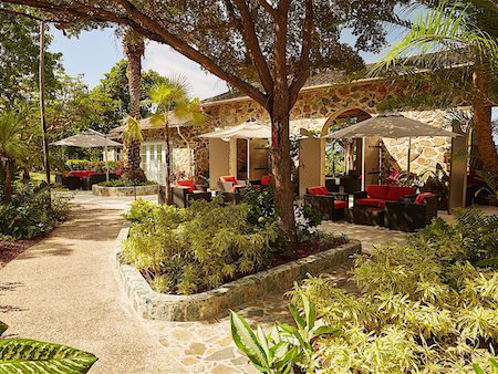 Sao và những chốn nghỉ ngơi sang trọng khó cưỡng - 1 Khách sạn 5 sao Caneel Bay Resort ở St. John, thuộc quần đảo Virgin nước Mỹ không chỉ hấp dẫn du khách nhờ tầm nhìn tuyệt vời, tiện nghi khó cưỡng mà còn đảm bảo được tính riêng tư tuyệt đối. Chính vì vậy, Brad Pitt, Angelina Jolie, Harrison Ford và Denzel Washington đều rất ưa thích nơi này.
