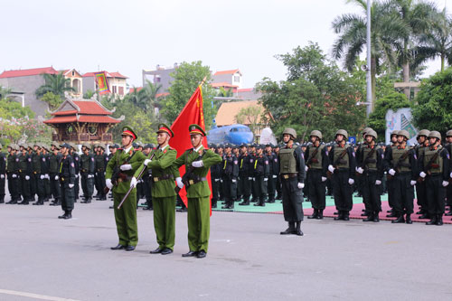 Chiến sĩ cảnh sát tương lai nhảy vòng lửa bắn súng cực điêu luyện - 1
Chương trình duyệt đội ngũ chào mừng Ngày truyền thống.