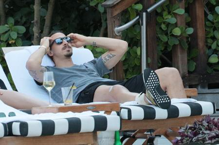 Chấn thương dài hạn, Ibrahimovic “giải sầu” tại bể bơi - 1 Ibrahimovic đang dưỡng thương tại Mỹ