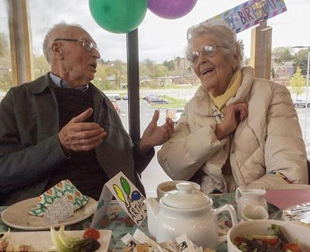 Cặp đôi trăm tuổi phải lòng nhau ngay từ lần gặp đầu tiên