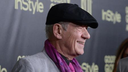Những khó khăn đã khiến các “sao” chùn bước - 1 Vai diễn Gandalf của Ian McKellen đã trở thành một trong những điểm nhấn đặc biệt của “The Hobbit: An unexpected journey” nhưng ít ai biết rằng trong quá trình quay phim, nam diễn viên gạo cội từng rất nản lòng vì gần như toàn bộ các cảnh quay đều chỉ được thực hiện trên phông nền xanh. Ian McKellen phải diễn xuất một mình và tưởng tượng ra tất cả các bạn diễn với những nhân vật sẽ được công nghệ kĩ xảo bổ sung sau. Thậm chí, đạo diễn Peter Jackson còn phải làm công tác tư tưởng để thuyết phục Ian McKellen kiên trì với vai diễn của mình.