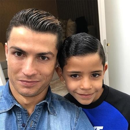 Cristiano Ronaldo vừa hân hoan khoe thành tích của quý tử
