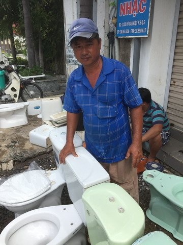 Nghề "độc" Sài Gòn: 25 năm tân trang bồn cầu bán cho người nghèo - 2 Ông Lê Văn Quyện