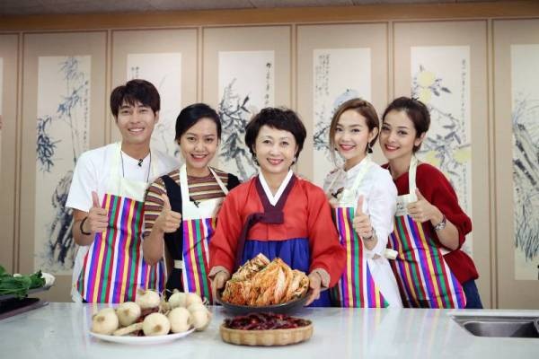 Phiên dịch cho “sao” Việt tại Hàn Quốc - 2
Cường Chu (ngoài cùng, bên trái) từng hỗ trợ, phiên dịch cho nhiều nghệ sĩ Việt khi sang Hàn.
