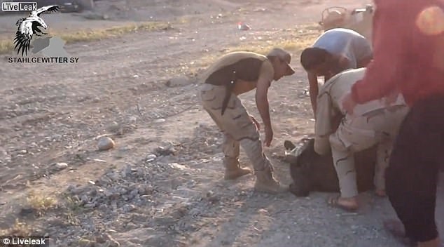 Một người lính Iraq liều mình giải cứu bà cụ. Ảnh: Daily Mail 