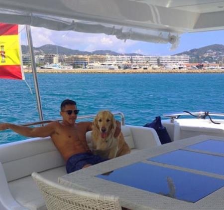 Alexis Sanchez chơi trội khi đưa thú cưng đi chơi du thuyền - 1 Alexis Sanchez vui vẻ đi nghỉ cùng thú cưng