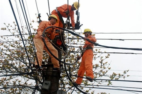 Nắng nóng, sản lượng điện tại Hà Nội tăng cao đột biến - 1 Kiểm tra xử lý các hiện tượng bất thường trên lưới điện