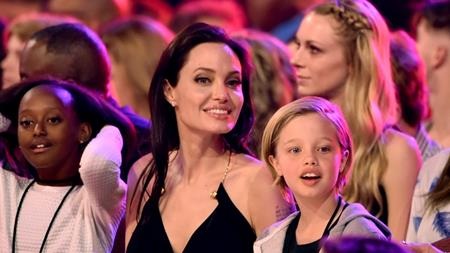 Ngọt ngào khi “sao” hết lòng chiều chuộng con cái - 1 Năm nay chỉ mới 10 tuổi nhưng Shiloh Jolie-Pitt, con gái của Angelina Jolie và Brad Pitt đã có được một lượng fan lớn nhờ sở hữu phong cách rất “chất”. Đặc biệt, Shiloh còn rất yêu thích môn trượt ván và đã được bố mẹ xây hẳn một công viên trượt ván phía sau nhà để làm quà sinh nhật.