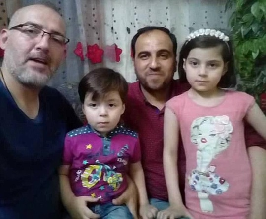 Gặp lại cậu bé “biểu tượng chiến tranh Syria” - 2 Hình ảnh mới của Omran bên gia đình. Ảnh: Daily Mail