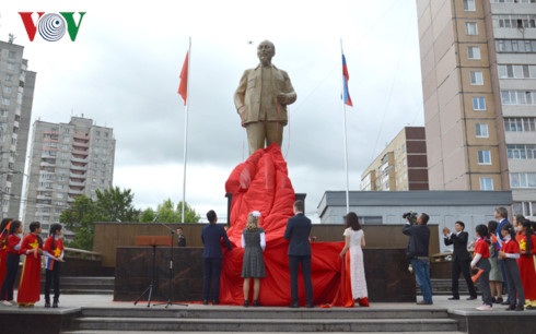 Khánh thành tượng đài Bác Hồ trên quê hương Lenin – Ulyanovsk - 2 Tượng được lấy từ nguyên mẫu đã được xây dựng ở Quảng trường Hồ Chí Minh, tỉnh Nghệ An.