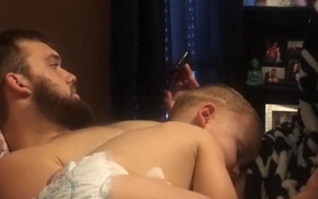 Đang ngủ, bé trai bật dậy để nhảy bài hát yêu thích - 1 Truett Gorden len lén dùng điện thoại mở nhạc