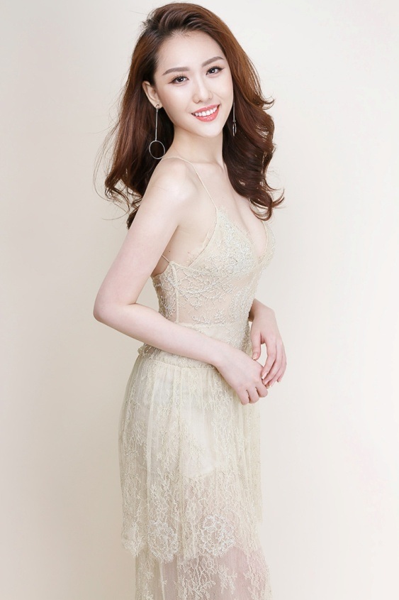 Ngẩn ngơ nhan sắc tựa mỹ nhân trong tranh của Hoa hậu Hoàng Kim - 1 Hoàng Kim là cái tên xuất hiện ngập tràn trên các tờ báo trong những ngày qua, người đẹp chính là Tân Hoa hậu cuộc thi Ms VietNam New World 2017 diễn ra tại Vancouver – Canada.