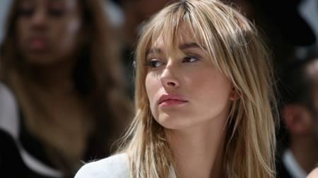 Khi “sao” cố chấp muốn “nổi” dù bị công chúng quay lưng - 1 Thành thực mà nói, Hailey Baldwin chỉ được công chúng nhớ đến nhờ việc là con gái của nam tài tử Stephen Baldwin, từng có thời gian hẹn hò cùng Justin Bieber và là bạn thân của cặp chị em Kendall - Kylie Jenner. Theo đuổi sự nghiệp người mẫu nhưng Hailey Baldwin vẫn chẳng tạo được dấu ấn đáng kể nào trừ việc thường xuyên đăng ảnh “sống ảo” trên mạng xã hội.