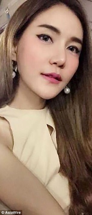 Thái Lan: Nữ y tá phải nghỉ việc vì mặc đồng phục gợi cảm - 2 Thái Lan: Nữ y tá phải nghỉ việc vì mặc đồng phục gợi cảm - 2