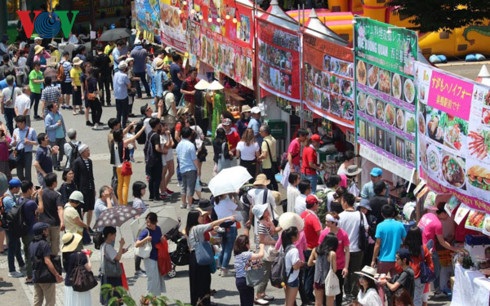 Khai mạc Lễ hội Việt Nam tại Nhật Bản 2017 - 2 Lễ hội Việt Nam tại Nhật Bản lần thứ 10 thu hút rất đông khách tham quan.