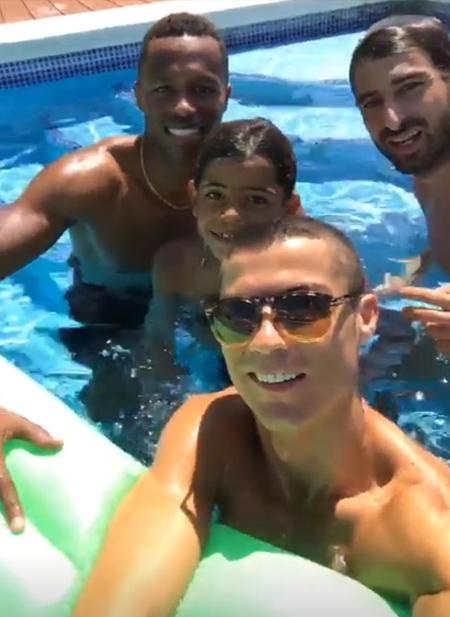 C.Ronaldo vui vẻ bên quý tử trước tin đồn có thêm con sinh đôi - 1 C.Ronaldo khoe ảnh vui đùa bên con trai
