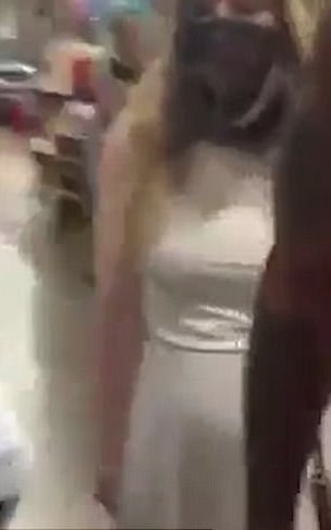 Cô gái đeo một chiếc khẩu trang màu đen rất lớn, trùm kín mặt