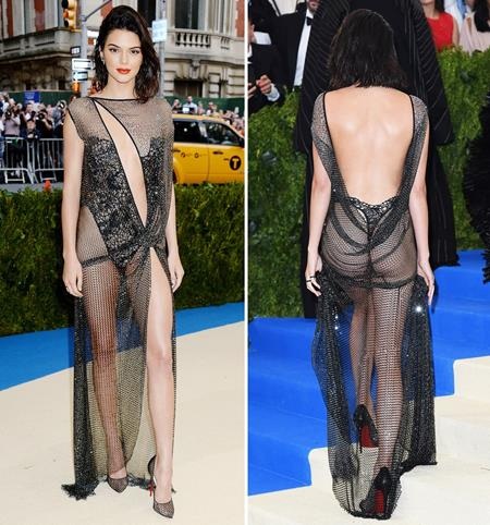 Chiếc váy xuyên thấu mỏng manh Kendall Jenner diện đi tham dự sự kiện Met Gala 2017 không chỉ được cắt xẻ táo bạo mà còn tố cáo luôn cả chuyện người đẹp này không mặc nội y khi bước lên thảm đỏ
