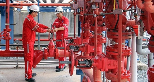 Khả năng sinh lời cao của cổ phiếu NT2 - 1 Người lao động NT2 kiểm tra máy móc thiết bị nhà máy