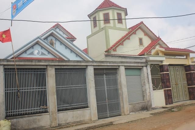Bán mạng dưới đáy đại dương săn loài cây quý hơn vàng - 2 Nhiều ngôi nhà khang trang tại thôn Lê Lợi mọc lên nhờ cây dương biển.